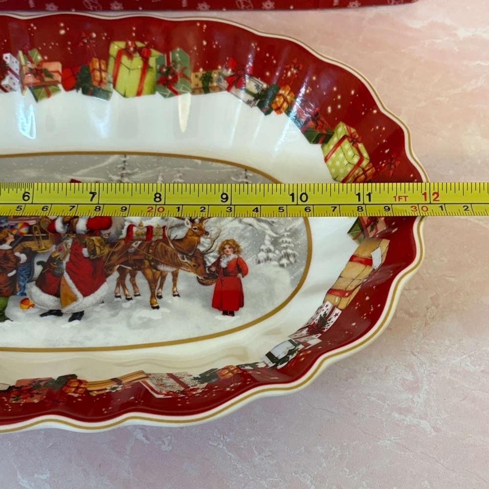 Villeroy & Boch Red and White Holiday “Toy’s Fantasy” Scalloped Serving Dish - Picture 3 of 5